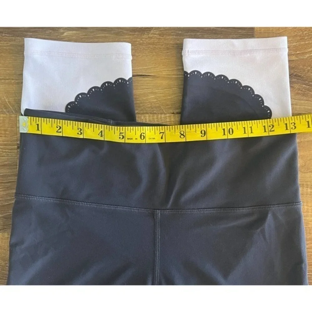ATHLETA Scalloped Lasercut Tight Capri Legging Sz:Medium Plum/Dusk Pink‎ EUC